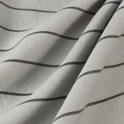 Tissus Polyviscose motifs fines rayures noir sur fond gris