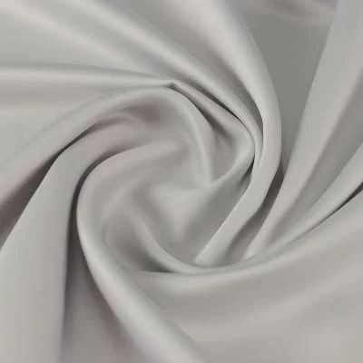 Tissu satin polyester uni gris clair toucher peau de pèche vendu au coupon