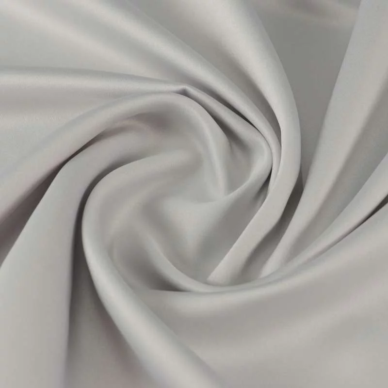 Tissu satin polyester uni gris clair toucher peau de pèche vendu au coupon