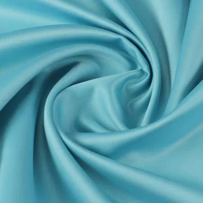 Tissu satin polyester uni bleu aqua toucher peau de pèche vendu au coupon