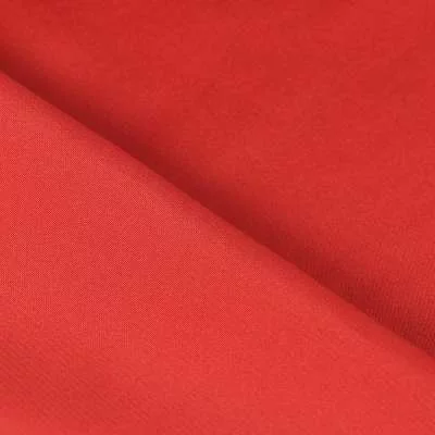 Tissu satin polyester uni rouge toucher peau de pèche