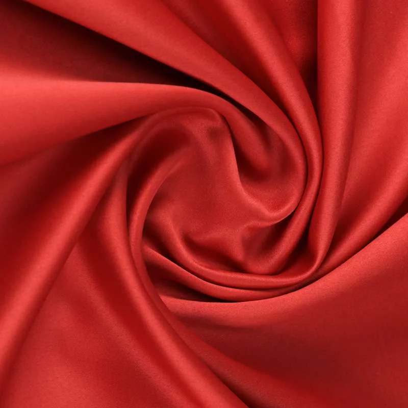 Tissu satin polyester uni rouge toucher peau de pèche vendu au coupon