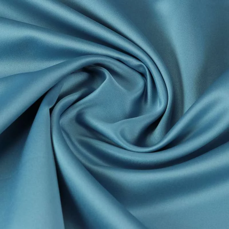 Tissu satin polyester uni bleu pétrole toucher peau de pèche vendu au coupon