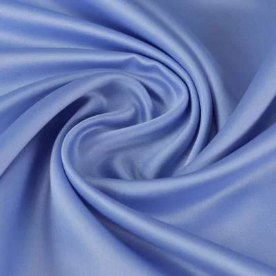 Tissu satin polyester uni bleu toucher peau de pèche vendu au coupon