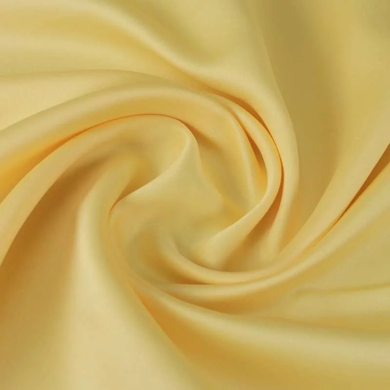 Tissu satin polyester uni jaune poussin toucher peau de pèche vendu au coupon