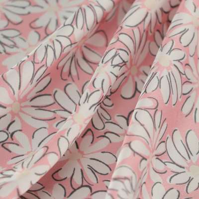 Tissu Satin touché soie motif fleurs sur fond rose vendu au coupon
