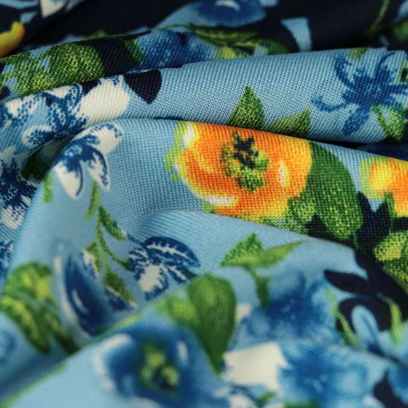 Tissu maillot de bain motif champs de fleurs sur fond bleu