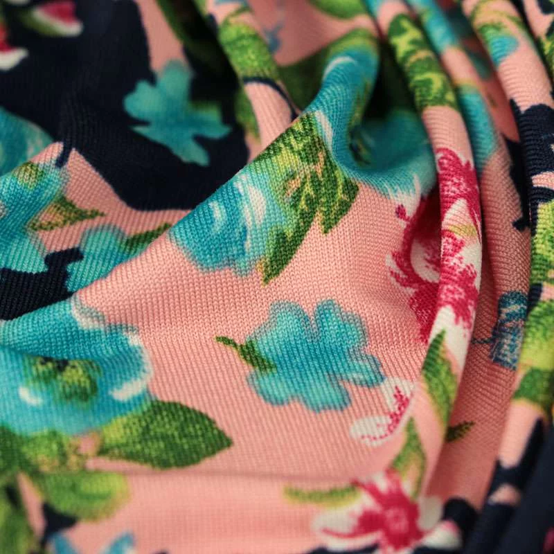Tissu venezia lycra maillot de bain motif champs de fleurs sur fond rose