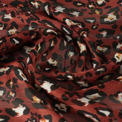 Tissu mousseline Oslo motif léopard surfond bordeaux vendu au coupons