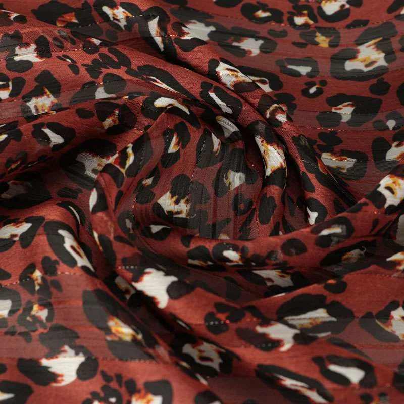Tissu mousseline Oslo motif léopard surfond bordeaux vendu au coupons