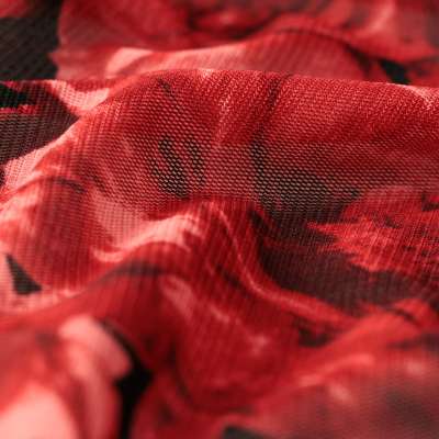 Tissus résille imprimé motif fleurs rouge sur fond noir vendu au coupon