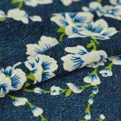 Tissu lycra maillot de bain fleurs sur fond bleu denim vendu au coupon