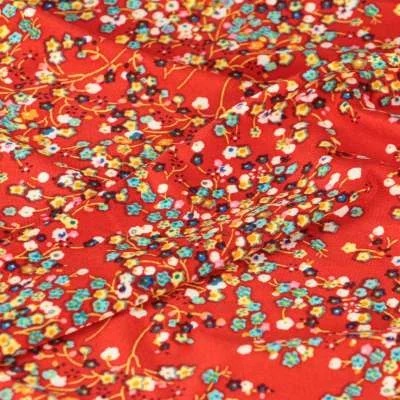 Tissu lycra maillot de bain motif fleurs printemps sur fond rouge vendu au coupon