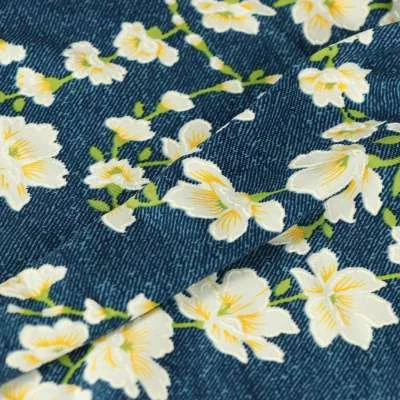 Tissu lycra maillot de bain motif floral fond bleu jeans vendu au coupon