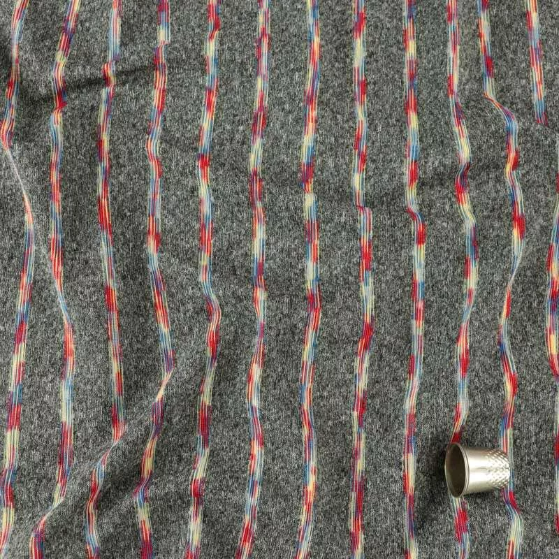 Tissus Jersey Polyester et Lycra Sport Gris Rayures Multicolore Vendu Au Coupons