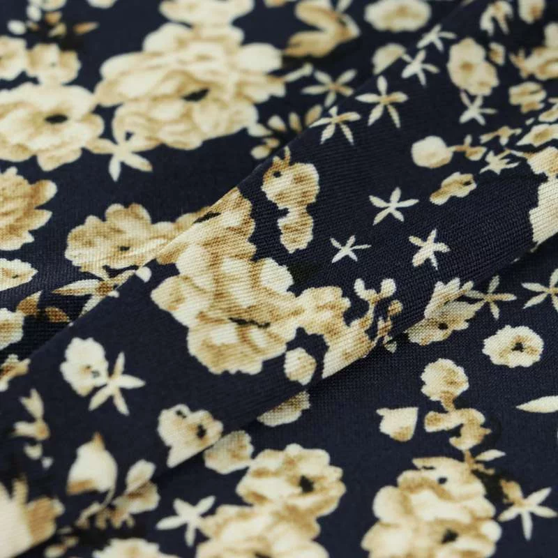 Tissu venezia lycra maillot de bain marine motif fleurs beige vendu au coupon