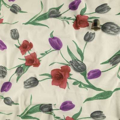 Maille Crézia motif tulipe rouge et mauve sur fond blanc vendu au coupon