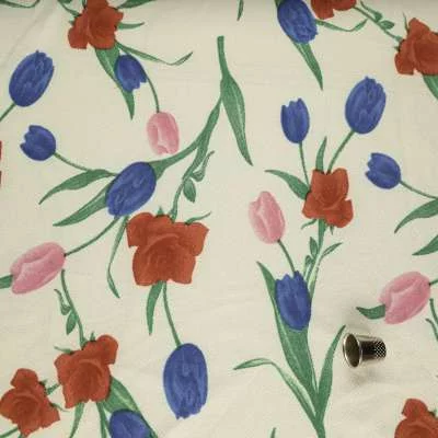 Maille Crézia motif tulipe rouge et bleu royal sur fond blanc vendu au coupon