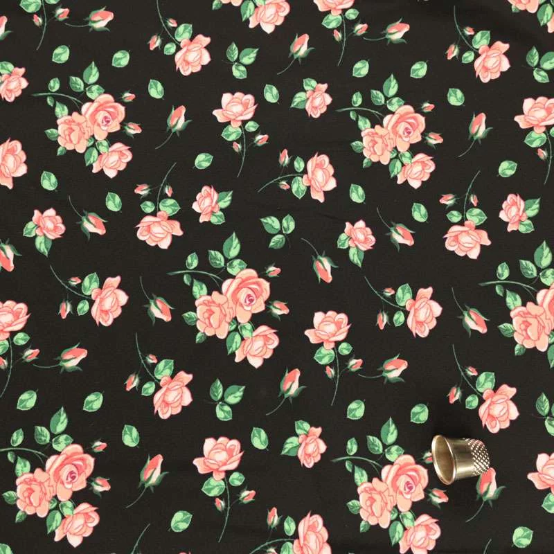 Tissu pour maillot de bain motif floral sur fond noir vendu au coupon