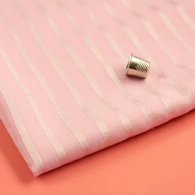 Tissu popeline coton rose motif rayures vendu au coupon