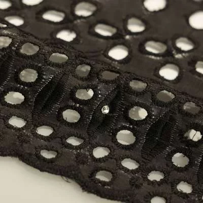 Tissu Broderie Anglaise motifs en rondelle brodée Uni Noir de haute qualité
