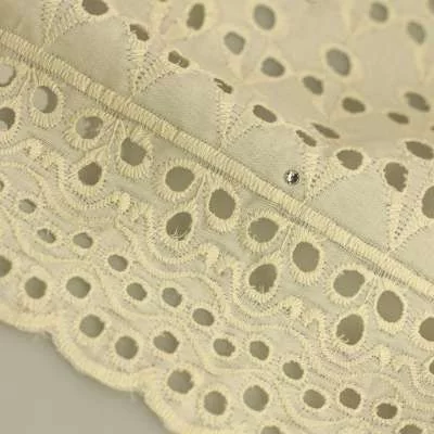 Tissu Broderie Anglaise motifs en rondelle brodée Uni Jaune Pale