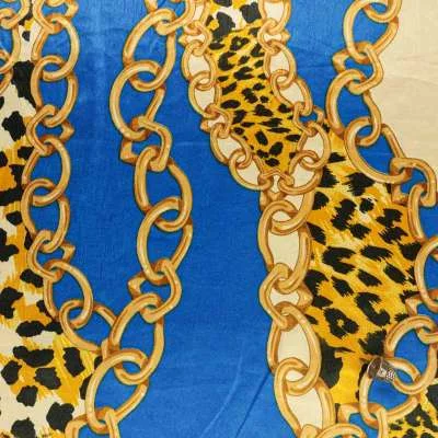 Tissus satin touché soie motif chaine et léopard sur fond royal vendu au coupon