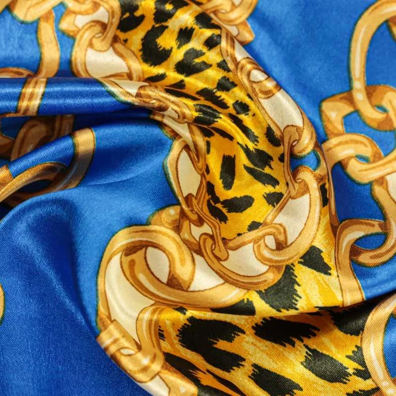 satin touché soie motif chaine et léopard sur fond royal
