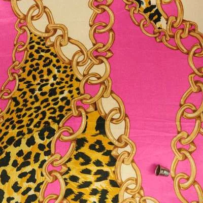 Tissus satin touché soie motif chaine et léopard sur fond fuchsia