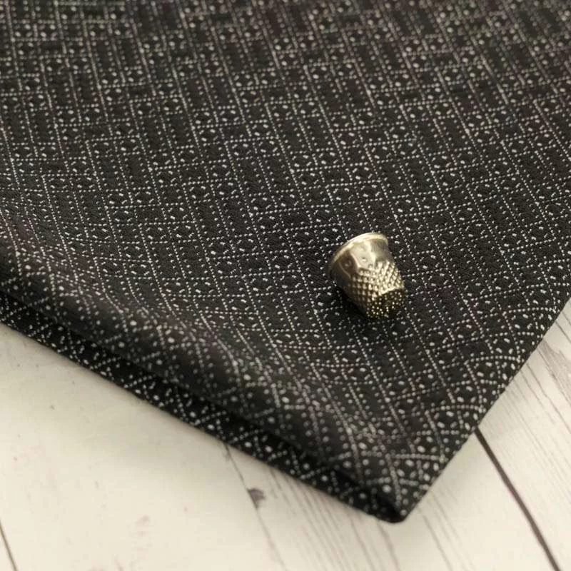 Tissu jacquard noir motif mini losanges vendu au coupon