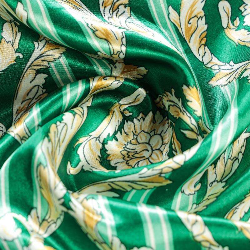 Satin polyester imprimé sur fond vert