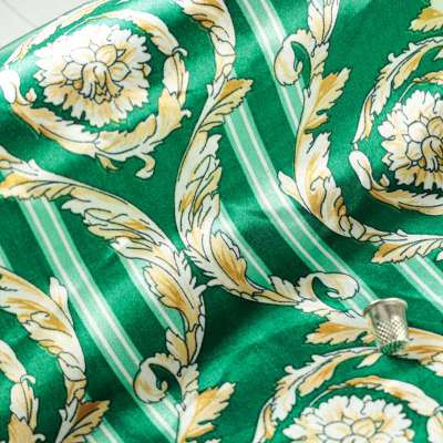 tissu satin polyester imprimé sur fond vert vendu au coupon