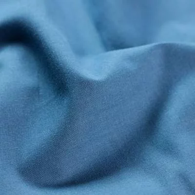 Popeline de Coton Couleur Bleu Vendu Au Coupon