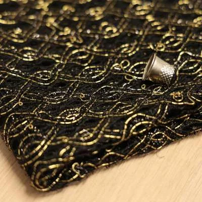 Tissu dentelle noir motif losanges a fil doré vendu au coupon