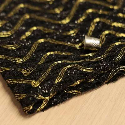 Tissu dentelle noir motif zigzag a fil doré vendu au coupon