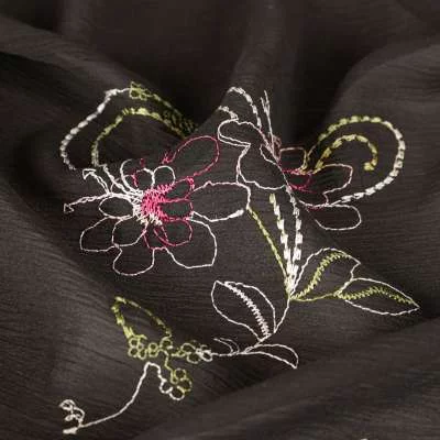 Mousseline crinkle noir brodée bouquet de fleurs vendu au coupon