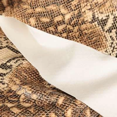 Tissu faux cuir beige motif peau de serpent