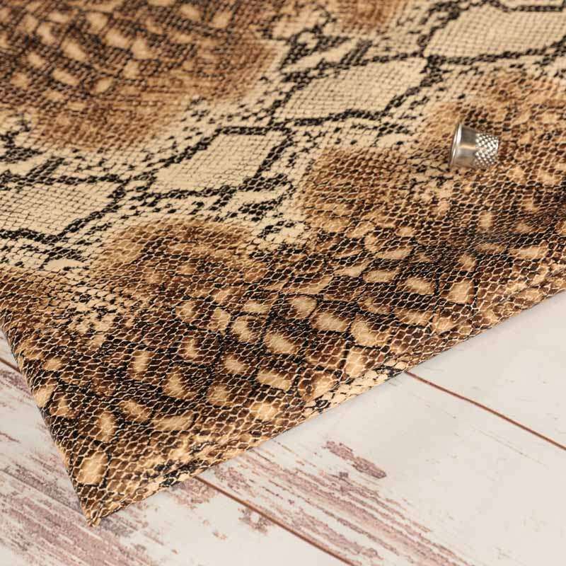 Tissu faux cuir beige motif peau de serpent vendu au coupon