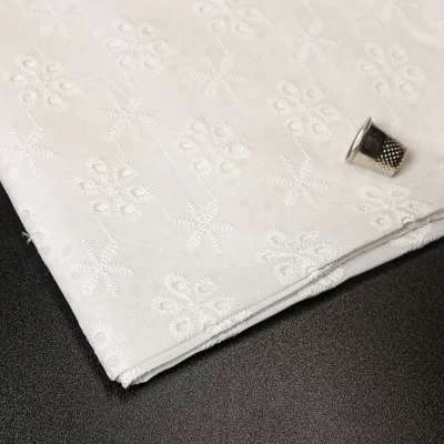Tissu Broderie anglaise motif floral