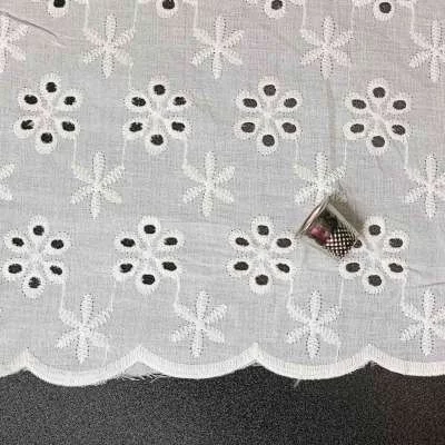 Tissu Broderie anglaise motif floral blanc vendu au coupon