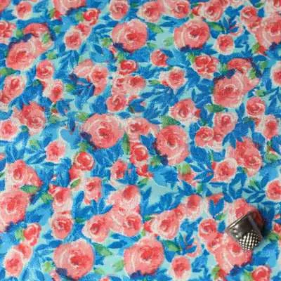 Tissu Microfibre Wool peach motif floral rouge sur fond bleu  Vendu Au Coupon