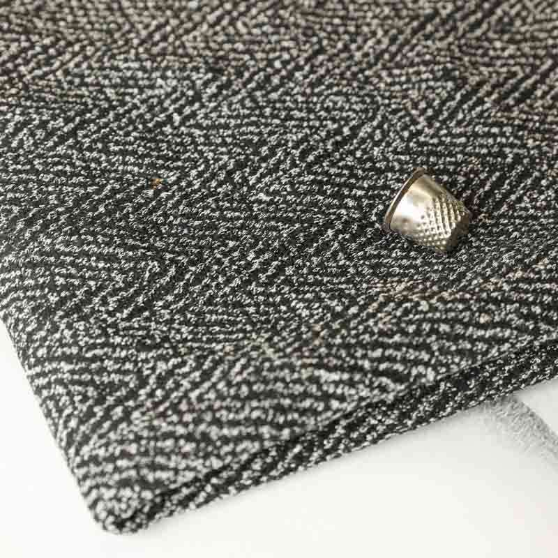 Tissu jacquard Noir Motif Chevron Vendu Au Coupon