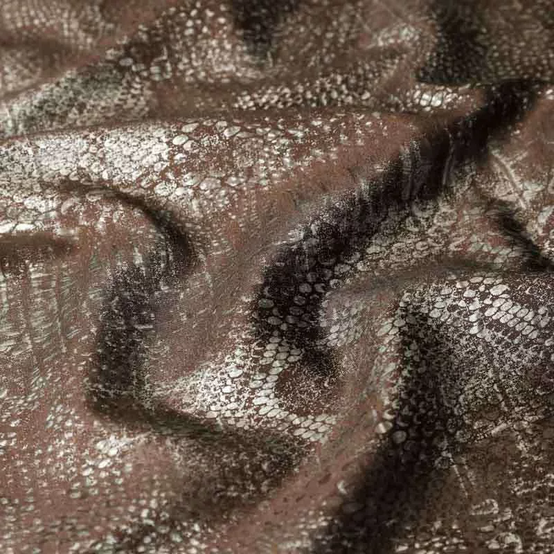 Tissu scuba marron imprimé peau de serpent argenté vendu au coupon