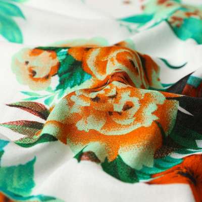 Viscose motif fleurs orange sur fond écru vendu au coupon