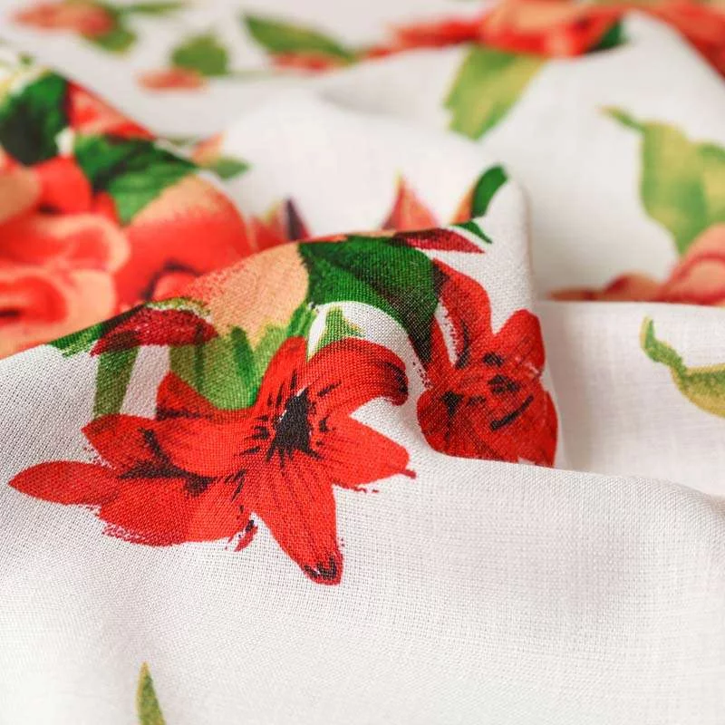 Viscose motif fleurs rouge sur fond blanc vendu au coupon