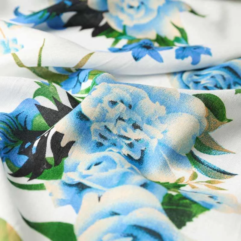 Tissus Viscose motif fleurs bleu sur fond blanc vendu au coupon