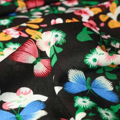Tissu en viscose coloré avec motif de fleurs