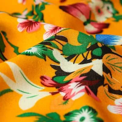 tissu viscose à motif de fleurs sur une table de couture