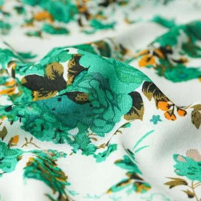 Tissu viscose motif floral vert sur fond blanc vendu au coupon