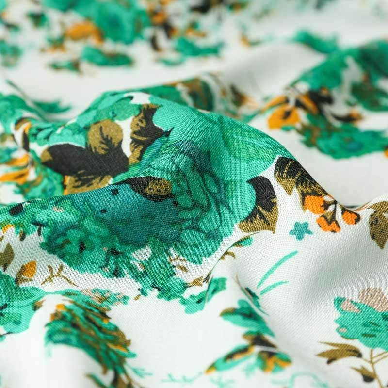 Tissu viscose motif floral vert sur fond blanc vendu au coupon